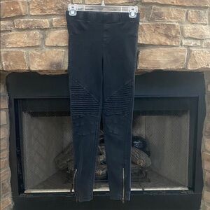 Beulah Black Ribbed jeans with zipper detail. Size Small